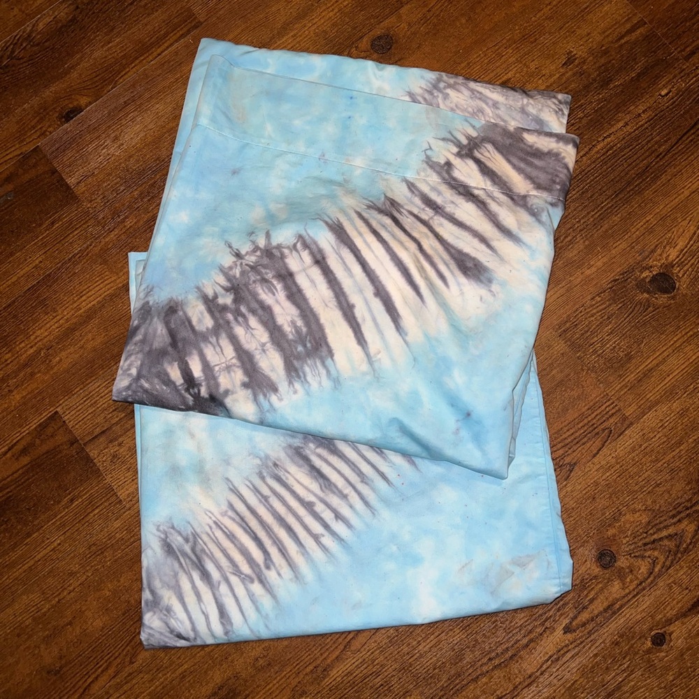 Croft & Barrow King Size Blue & Gray Tie-Dye Cotton Pillowcases - Picture 3 of 8